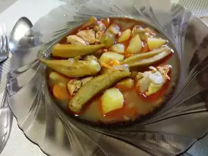 Блюдо с курицей, бамией и картофелем
