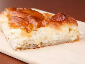 Баница с брынзой, залитая кислым молоком
