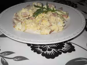 Яичница с ветчиной и брынзой