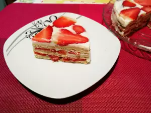 Торт из печенья с желатином и клубникой