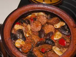 Фасоль с сардельками в горшке для запекания