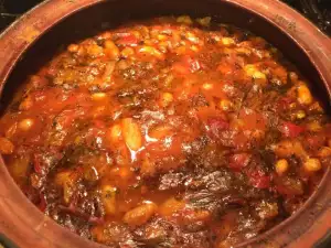 Рагу из фасоли в глиняном горшке