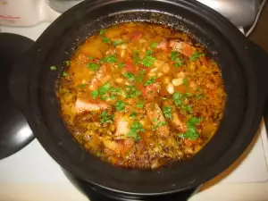 Рагу с фасолью и копчеными ребрышками в медленноварке