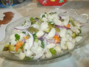 Салат из фасоли с солеными огурцами и морковью