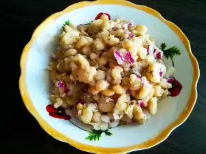 Салат из фасоли с красным луком и мятой