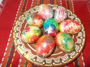 Яйца, окрашенные салфетками