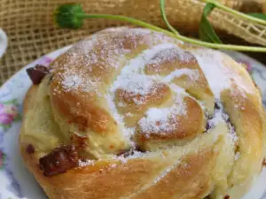 Бриошь с кремом и кусочками шоколада