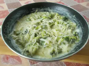 Брокколи со сливками и сыром на сковороде