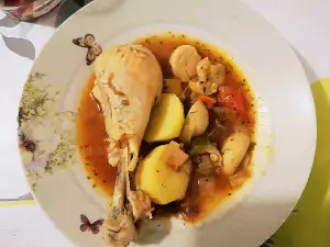 Блюдо из курицы, картофеля, грибов и лука
