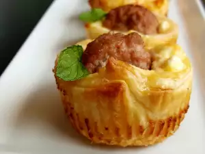Баницы из слоеного теста с котлетками