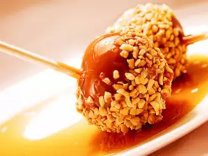 Карамельные яблоки с орехами