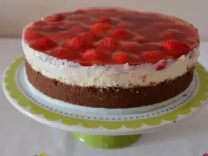 Домашний чизкейк с какао-печеньем и клубникой