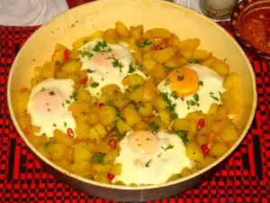 Картошка с чесноком и яйцами на сковороде