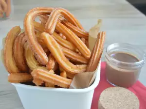 Чуррос с шоколадным соусом
