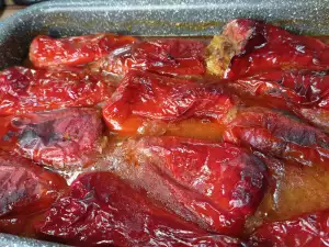 Сочные фаршированные перцы с томатным соусом