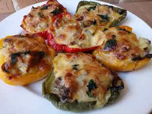 Аппетитные фаршированные сладкие перцы с кусочками мяса