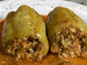 Перцы с начинкой из мяса и риса