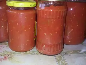 Перец с томатным соусом и чесноком в банках