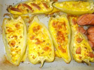 Перец, фаршированный кабачками, яйцом и брынзой