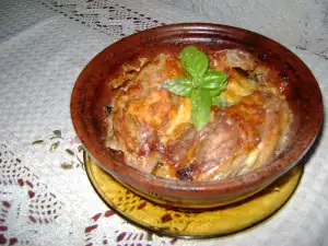 Сочная рулька в глиняном горшке