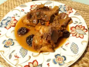 Тушеная свиная рулька с черносливом
