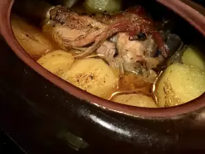 Нежная рулька в глиняной посуде