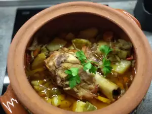 Свиная рулька с картофелем в глиняном горшке