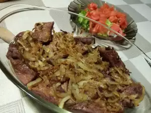 Печень, запеченная с луком в сливочном масле