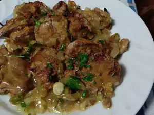 Куриная печень с луком и зеленым чесноком в духовке