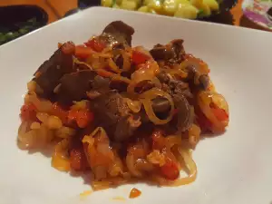 Печень с луком и помидорами на сковороде
