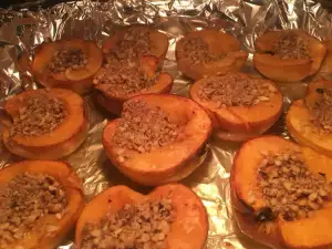 Запеченная айва с медом и грецкими орехами