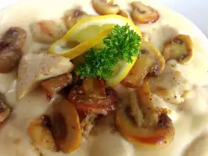 Фрикасе из куриного мяса и шампиньонов