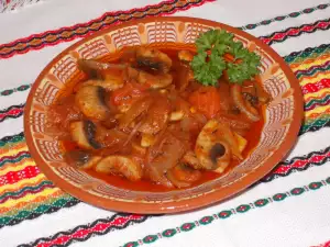 Грибы с луком и помидорами