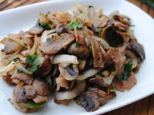Грибы в масле с луком, беконом и петрушкой