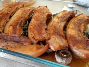 Свиная грудинка с грибами в духовке