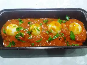 Гнездышки из фарша с яйцом в томатном соусе