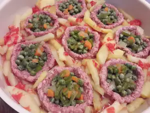 Гнездышки из фарша с овощной начинкой и картофелем