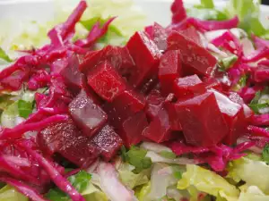 Полезный салат с красной свеклой