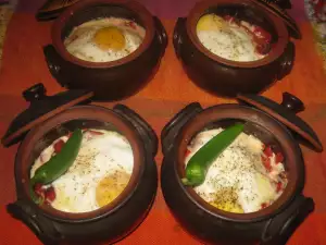 Горшочек с мясным фаршем, стручковой фасолью и сыром