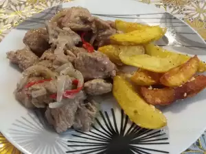 Свиные кусочки с луком и сладким перцем на сковороде
