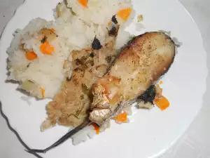 Запеченный хек с рисом, зеленым луком и морковью