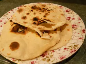 Хлеб чапати на сухой сковороде