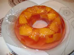 Легкий желейный десерт с персиками