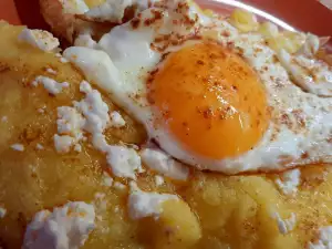 Качамак с брынзой и жареными яйцами