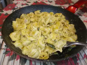 Каппеллетти с ветчиной и соусом песто