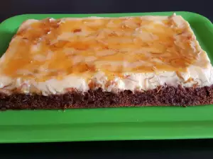 Пирог с карамелью из домашней юфки