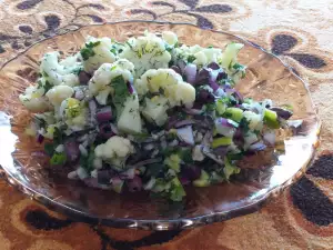 Луковый салат с цветной капустой