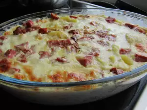 Картофель с копченым мясом и сметаной в духовке