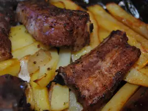 Тушеный картофель с ребрышками в духовке