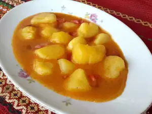 Блюдо с картофелем и помидорами